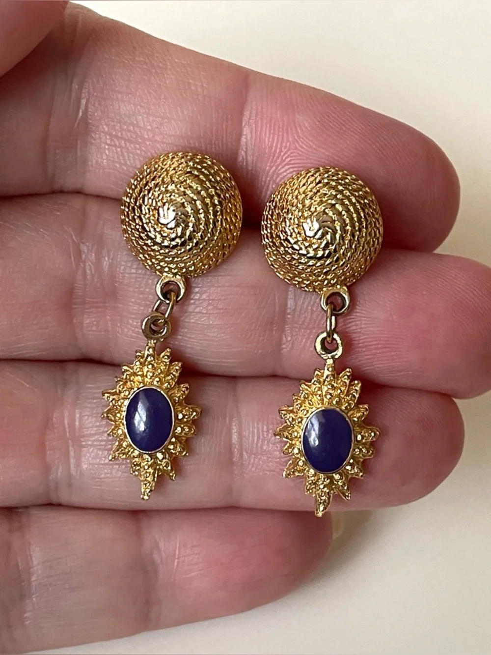 Vtg goldtone off-duty supermodel ‘90s style coiled rope dome dangle earrings